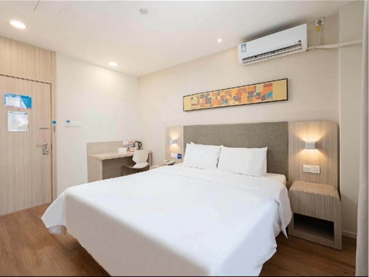 Hanting Zhoupu Metro Subway Hotel 2*